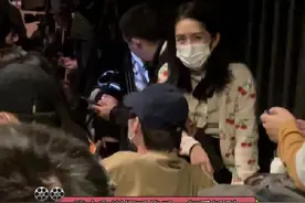 #谢娜张杰手挽手看话剧  谢娜张杰手挽手看话剧，两人全程腻在一起超甜蜜。视频封面
