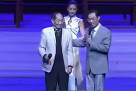 袁隆平和钟南山两位院士在颁奖典礼上罕见同框，钟南山叮嘱大哥袁隆平：别再抽烟了好吧！