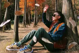 姐妹们，假期出游遇到这么好看的树，用这几个拍照小技巧给你男友拍出刷爆朋友圈的高级感大片！#vivos12 #新年要出色#手机摄影 #红杉树