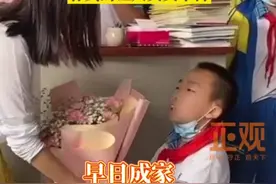 10日#辽宁葫芦岛 教师节#男生单膝跪地送老师花束 祝福老师早点成家，朴实的让人哭笑不得。视频封面