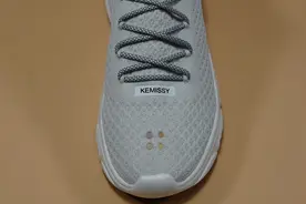 在京东商城APP点击分类，查找京东金融→众筹→创意