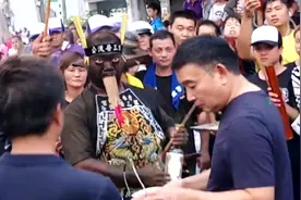 [陰帝普渡三公黑面男神乩童不眨眼顯神威咬整把香真神勇！]