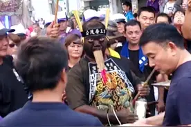 [陰帝普渡三公黑面男神乩童不眨眼顯神威咬整把香真神勇！]
