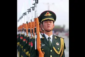 #国庆阅兵 今天，国庆阅兵标兵队排头、德州小伙朱广宇回家了！5年军旅生涯，他执行了200多次仪仗司礼任务。视频封面