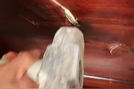 进户门修复，打磨两小时 喷色五分钟！自喷漆快速修复法！#抖音教你修家具 #家具维修培训 #创业中国人