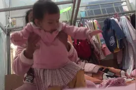 老爸给女儿穿衣服就是能穿上就好，😂倒着穿衣服，#带娃视频封面