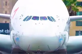 韩亚航空A380在洛杉矶国际机场起飞，庞大机身，宽达80米翼展的大胖子一飞冲天，壮观！视频封面