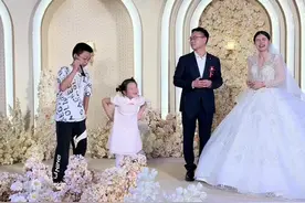 婚礼现场花童发言，新郎新娘：听我说谢谢你……#有家小店叫童年 #婚礼现场