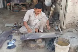 师傅纯手工打造当地传统的农业工具，这手艺绝了！视频封面