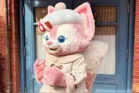 女明星被吓到手抖，果然第一次见女明星都是紧张激动的，最后贝儿和饲养员赶紧送走🤣#迪士尼 #玲娜贝儿 #第一见玲娜贝儿 @抖音短视频