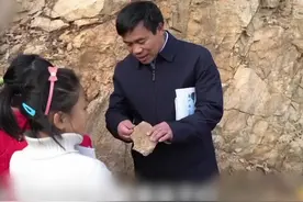 “80后”小学校长张玉滚：教书育人18载，把山路走成通天大道！ @抖音短视频视频封面