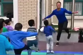 4月22日，山东烟台，幼儿园男老师教小朋友跳魔性舞蹈，独领风骚放飞自我。网友：还收360个月的小朋友吗？#魔性律动舞视频封面