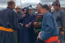 行见面礼男士之间要脱下帽子以示尊敬#冲能计划 #夏日打卡挑战视频封面