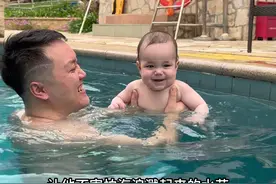 肉丸丸的下海专项训练，大家会带这么小的宝宝去海水里玩嘛？#混血宝宝 #人类幼崽成长记 #带娃旅行视频封面