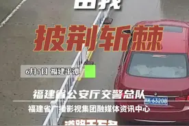 6月7日上午，平潭骑警大队民警帮助考生5分钟内取回身份证赴考。#现场#平潭#2022高考 #高考 视频封面