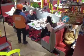  2月14日河南郑州，#跑腿师傅去餐厅给客户送身份证，不料被相亲对象误会直接离开，一气之下给跑腿师傅差评。#周口观察 #情人节闹误会被相亲对象拉黑 视频封面
