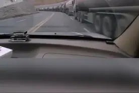 雪后道路结冰，货车遭遇大堵车，司机又冷又饿，他们送来了温暖！#陕视正能量 @抖音短视频视频封面