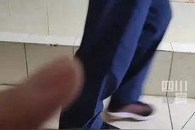 男生上厕所忘关门，阿姨进来淡定拖地…别人不尴尬，尴尬的就是我自己？视频封面