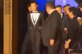 #任贤齐 携带妻子参加活动，很少露面的妻子略显紧张。当年妻子一人打三份工，只为满足任贤齐的音乐梦想，任贤齐成名后立马与其低调结婚，婚后俩人恩爱无比从无绯闻，这就是真爱吧视频封面