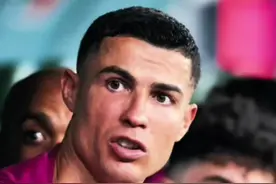 C罗赛后带队向球迷谢场，等待佩佩，和佩佩一起讨论场上的点滴，很可能是韩国球员的冒犯！#2022世界杯 #c罗 #dou来足球季 #足球的魅力视频封面