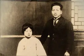 刘伯坚将个人命运与民族解放、国家富强、百姓幸福紧密相连，毕生不懈追求心目中的理想社会，即便为此付出生命亦不后悔。为了国家而英勇无畏，他的铮铮誓言，他的家国情怀，如洪钟、如战鼓，激荡天地、催人奋进。（中）@央视新闻 视频封面