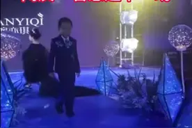 男孩模特走秀小碎步逗翻全场#萌娃 @抖音短视频视频封面