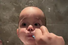 小老外牙齿美白的秘密终于被我发现了#混血萌娃 #小老外的大白牙 #佳洁士热感美白牙膏 #牙齿美白视频封面
