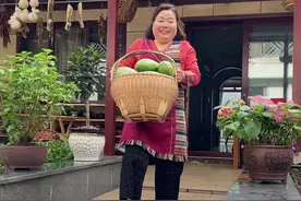 朋友们，青木瓜像我这样做吃过吗？今天分享木瓜的四种做法给大家看看视频封面