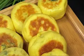 农村叫韭菜粑，城里人叫韭菜盒子，用玉米自发粉做非常简单，皮薄馅大，凉了也不发硬，赶快做起来吧#新农人计划2021 #乡村美食