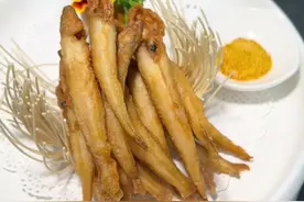 香炸沙丁鱼。外皮酥香鱼肉鲜嫩，而且还不脏油。#࿆我要上热门✦ #高考加油视频封面