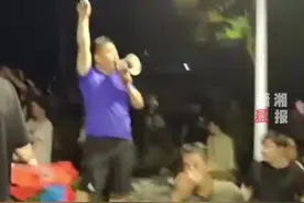 加油！深夜的河南新乡，当地居民依然在河堤上防洪抢险视频封面