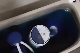 8月23日浙江衢州，#马桶倒洁厕灵厨房水却变蓝 男子：没办法，饭还是要吃的视频封面