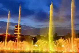 青州宋城喷泉开始了，表演时间：节假日或者周六日的19.30-20.00与你不见不散。#音乐喷泉水景灯光秀 #喷泉 #夏天 #音乐喷泉