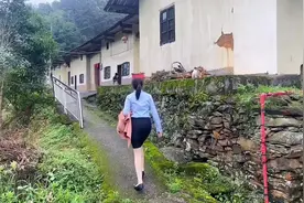 陪别人的老婆回老家走走#乡村老屋 #生活随拍记录美好瞬间视频封面