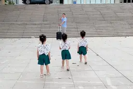 爸爸要出远门，女儿们依依不舍得道别！视频封面