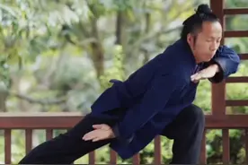 八卦掌基本功教学（5）燕子抄水。国庆大假，别忘了坚持锻炼，身体好才能更好的报效祖国哟