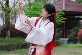 《清明》古诗手势舞完整版，把中华传统文化传承，慎终追远，敬畏生命#清明节#清明古诗手势舞 #小一姐姐 @DOU+小助手 #汉服#国风合伙人视频封面