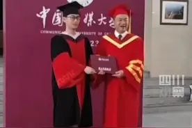 6月23日，中国传媒大学。#毕业典礼男生和校长互抱转圈 没错，就是“一抱还一抱”～视频封面