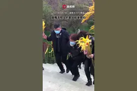 4月1日早上，长沙唐人万寿园。袁隆平院士的家人前来祭扫，手持金黄稻穗，缅怀袁老视频封面