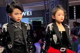 比赛当天中午才开始排练动作，仅仅练习了几遍，你们就可以在台上完美演绎并且赢得喝彩，为你们的努力加油👍👍👍 @童模苡墨MoMo #少儿模特 #小超模 #儿童走秀 #小朋友走秀 #墨铭喜欢你视频封面