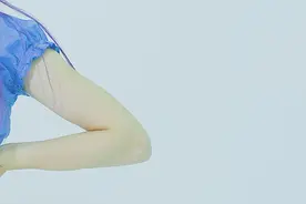 #舞蹈教学 单色小野马😍辣椒老师新编《lip hip》慢动作教学来咯~#泫雅 @抖音短视频