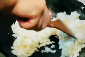 隔夜饭的原理是利用冰箱冷藏把米里面的水分抽干视频封面