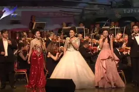 男女声小合唱《我和我的祖国》周雄彪指挥 伊犁州话剧团管弦乐队视频封面