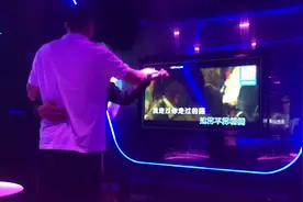 莎莎舞精髓，脸挨脸，肚挨肚，半天不得挪一步，腿夹腿，卡挨卡