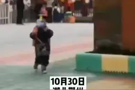 石首市一幼儿园萌娃扮僵尸，引得围观家长纷纷调侃。#万圣节#萌娃视频封面