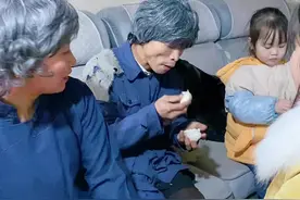 粪箕婆，几年八载才回，还带了一个拖油瓶回来，#客家话 #我的搞笑乡村生活 @随搭婆小号（随家军） @赣南随搭百（三骚团队） @随搭妹摄像师（随家军团）视频封面