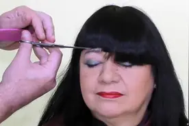 大妈有一张胖胖的圆脸，剪个齐刘海再把后面头发剃光，年轻了20岁视频封面