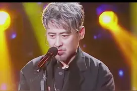 可惜了一副好嗓子#吴秀波 深情演唱#你的样子 太走心了#烟嗓 #神级现场视频封面