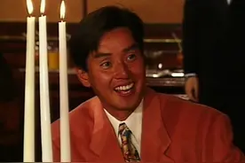 #经典回放   1992年，许冠杰在香港丽晶酒店举办了一场特殊的演唱会，名叫许冠杰光荣引退汇群星演唱会，这场演唱会之所以特殊，是因为现场来的观众全部都是娱乐圈中有名的歌星和影星，以及导演之类的大咖人物，并没有邀请普通的观众参加。视频封面