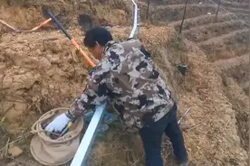 果园单轨运输车轨道在山坡上安装，看农民工师傅有何诀窍视频封面